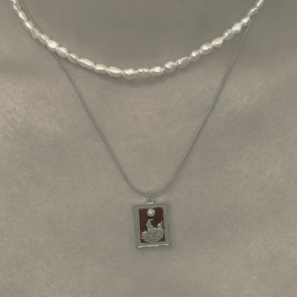 Reclining Woman Portrait Painting Artistic Picture Frame Pearl 18K Gold Necklace - Picture 10 of 16